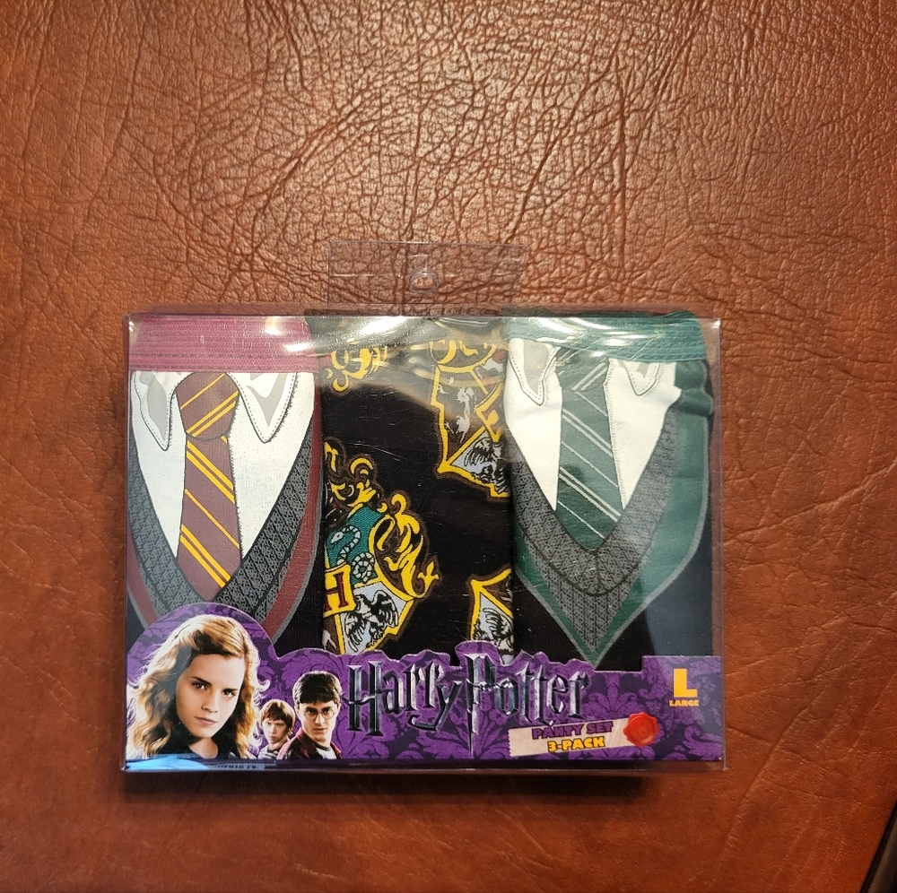 Harry Potter 3 Pack Of Hogwarts Theamed Underwear Size Large, New With Tags